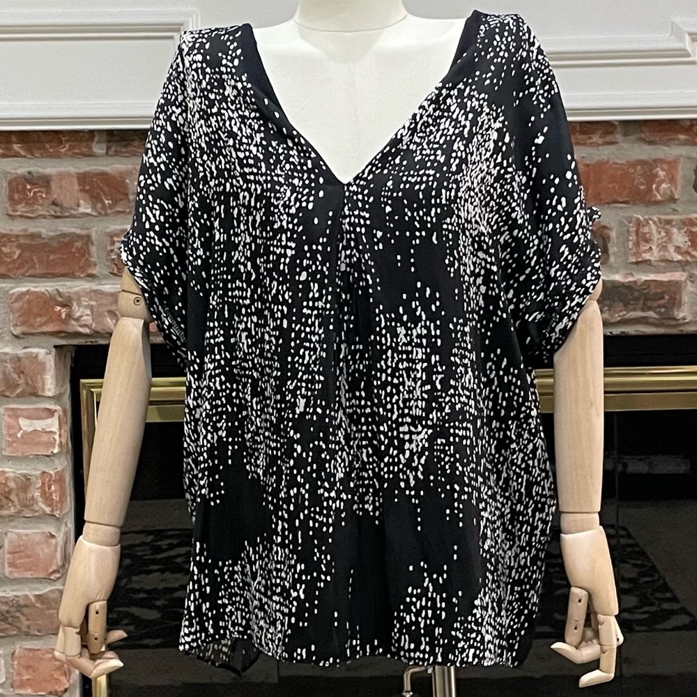 H by Halston Black and White Patterned V Neck Blouse - size XL